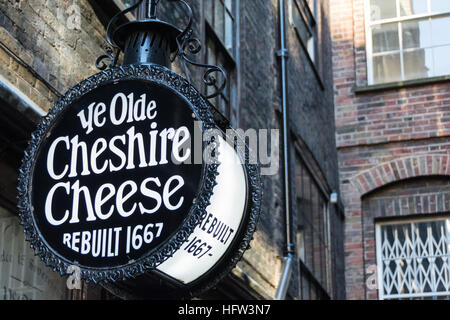 L'extérieur de Ye Olde Cheshire Cheese Pub, au large de Fleet Street, Londres, Royaume-Uni Banque D'Images