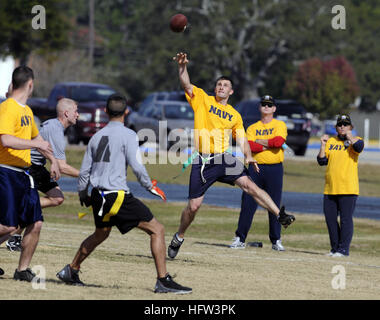 071201-N-5328N-589 Pensacola, Floride (31 déc. 1, 2007) Quarterback et Cryptologic Technicien (technique) 1re classe Jakob Chauvin, instructeur au Centre d'information Dominance (CID) Corry, passe le ballon au cours de la deuxième moitié de la cinquième conférence annuelle de CID Corry Gare Flag Football Match à Corry, tandis que CID Dirigeant Cmdr. William Roy' Bertram et commandant le Capitaine Connie Frizzell, regardez sur sur la ligne de touche. Hébergé par CID Corry, le jeu est devenu une tradition de vacances préférés. Le jeu est prévu chaque année, le même jour que rivaux de longue date - le M Banque D'Images