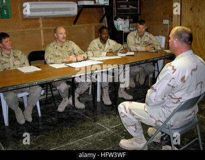 071201-N-9643K-022 BALAD, Iraq (déc. 2, 2007) l'Aviation Technicien électronique 1re classe James Taylor, affecté à l'Escadron composite de la flotte (VC) 6, répond aux questions dans le cadre du marin de l'année processus de présélection. VC-6 est déployée en Iraq dans le cadre de l'opération Iraqi Freedom. U.S. Navy photo by Mass Communication Specialist Chef Joe Kane (libéré) US Navy 071202-N-9643K-022 Aviation Electronics Technician 1re classe James Taylor, affecté à l'Escadron composite de la flotte (VC) 6, répond aux questions dans le cadre du marin de l'année processus d'examen préalable type Banque D'Images