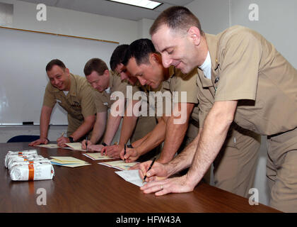 071206-N-7656R-001, SILVERDALE Washington (déc. 6, 2007) Les chefs à bord du sous-marin lance-missiles USS Ohio (SSGN 726) signer des cartes de Noël à envoyer à d'autres chefs en poste au Moyen-Orient sur chaque tireur d'affectations. Les chefs aussi envoyé de café gastronomique et des cartes pour aider à renforcer le moral de certains marins junior en poste au Moyen-Orient pour les vacances. U.S. Navy photo by Mass Communication Specialist 2e classe Eric J. Rowley (publié) US Navy 071206-N-7656R-001 Les chefs à bord de l'USS Ohio (SSGN 726) signer des cartes de Noël à envoyer à d'autres chefs qui servent en t Banque D'Images