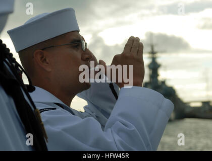 071207-N-3283M-553 PEARL HARBOR, Hawaï (déc. 7, 2007) Maître de Manœuvre 1re classe Juan Ramerez, affecté à la garde d'honneur régional de Hawaï, tuyaux d'attention pendant la cérémonie d'inhumation ex USS Arizona (BB 39) d'équipage Ensign Millard Ramsdell. Un survivant de l'attaque sur Pearl Harbor, Ramsdell a été inhumé dans la tourelle à canon n° 4, à ré-united aura ses anciens camarades qui ont perdu la vie en cette journée historique en 1941. U.S. Navy photo by Mass Communication Specialist 2e classe Sarah Murphy (libéré) US Navy 071207-N-3283M-553 maître de Manœuvre 1re classe Juan Ramerez, attribué à Hawa Banque D'Images