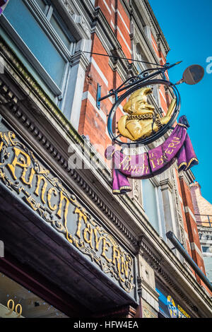 Le Punch Tavern sur Fleet Street, London, England, UK Banque D'Images