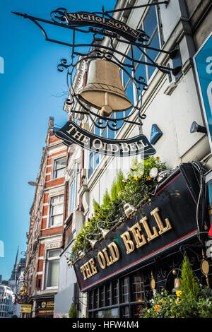 L'ancien pub de Bell sur Fleet Street, Londres, Angleterre Banque D'Images