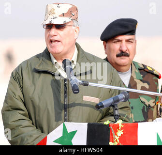 080102-N-1938G-001 province de Diyala, l'Iraq (janv. 2, 2008) Ministre de la Défense irakien Abd al-Qadir al-Mufriji prononce un discours devant les membres de l'armée iraquienne 2e Brigade, 11e Division, au cours de la cérémonie de remise des diplômes tenue à Besmaya Éventail complexe. L'unité est la deuxième brigade de participer au jeu de l'unité de Fielding, un processus de formation, qui a des officiers et soldats irakiens avec l'équipement et de la formation. U.S. Navy photo by Mass Communication Specialist 2e classe Erica Gardner (libéré) US Navy 080102-N-1938G-001 Le ministre de la Défense irakien Abd al-Qadir al-Mufriji prononce un discours devant les membres de l'Ira Banque D'Images