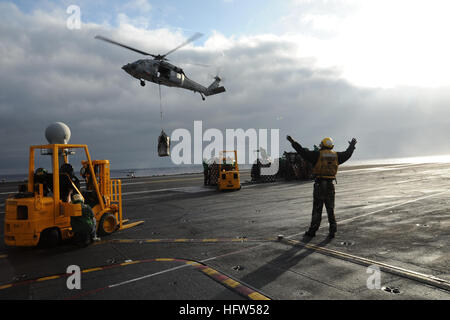 110705-N-ZZ999-015 OCÉAN ATLANTIQUE (5 juillet 2011) Un MH-60S Sea Hawk affecté à la mer Chevaliers de la mer de l'Escadron d'hélicoptères de combat (HSC) offre 22 cargo de l'appui au combat rapide navire USNS arctique (T-AOE 8), non représenté, pour le porte-avions USS Enterprise (CVN 65) au cours d'une reconstitution en cours. Le Groupe d'intervention de l'entreprise appuie les opérations de sécurité maritime et les efforts de coopération en matière de sécurité dans le théâtre américain dans la zone de responsabilité de la sixième flotte. (U.S. Photo par marine Spécialiste de la communication de masse Gregory A. Pickett II/libérés) US Navy 110705-N-ZZ999-015 un MH-6 Banque D'Images