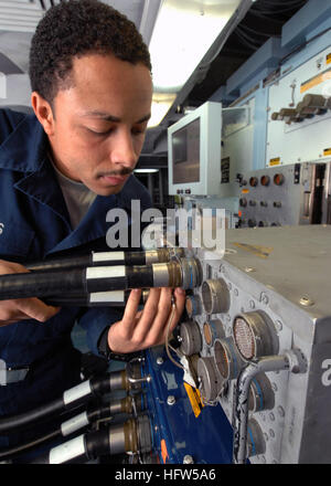 080109-N-9639G-059 PERSIAN GULF (jan. 9, 2008) Technicien en électronique d'aviation aviateur Deargo Ellis exécute des tests sur un rouleau Pitch Yaw ordinateur (RPYC), dans la boutique de radar à bord de la classe Nimitz sous porte-avions USS Harry S. Truman (CVN 75). Truman et entrepris Carrier Air Wing (CVW) 3 sont en cours de déploiement à l'appui des opérations Iraqi Freedom, Liberté immuable et les opérations de sécurité maritime. U.S. Navy photo by Mass Communication Specialist Seaman Apprentice Matthieu A. Lawson (libéré) US Navy 080109-N-9639G-059 viation technicien électronique d'un membre Deargo Banque D'Images