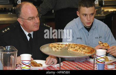 080110-N-8848T-007 GRANDS LACS, Illinois (janv. 10, 2008) Vice-amiral. John C. Harvey Jr., gauche, Chef du personnel naval, partage d'une pizza avec Seaman Recruter Kolby Zipperer, de Ft Myers, Floride Harvey ont assisté à une soirée pizza à la commande d'entraînement des recrues (RTC) au cours d'une visite à la station navale des Grands Lacs. RTC est titulaire d'un diplôme pour Soirée Pizza recrute la nuit avant l'obtention du diplôme. Harvey sera l'agent chargé de l'examen pour le RTC 11 Janvier l'obtention du diplôme. U.S. Navy photo by Scott A. Thornbloom (libéré) US Navy 080110-N-8848T-007 Vice Adm. John C. Harvey Jr., gauche, Chef du personnel naval, partage d'une pizza avec Banque D'Images