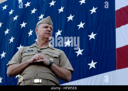 080110-N-8273J-281 SAN DIEGO (janv. 10, 2008). Gary Roughead, chef des opérations navales (ONC), des entretiens avec des candidats de démolition sous-marine de base/JOINT (BUD/S) classe 268 et d'autres membres de la communauté des opérations spéciales pendant un appel mains libres au commandement des opérations spéciales de la Marine. Roughead était dans la région de randonnée grands sites de construction navale public et privé afin d'approfondir sa compréhension de la construction navale, développer la relation avec l'industrie de la Marine et d'entendre les points de vue de différents constructeurs. U.S. Navy photo by Mass Communication Specialist 1re classe Tiffini M. Jones (libéré) US Navy Banque D'Images
