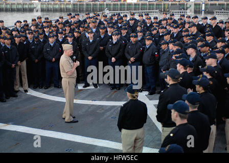 080110-N-8273J-344 SAN DIEGO (janv. 10, 2008). Gary Roughead, chef des opérations navales (ONC), entretiens avec équipage et répond à des questions au cours d'un appel mains libres à bord du destroyer lance-missiles USS Milius (DDG 69). Roughead a parlé de chaque tireur d'affectations et a remercié l'équipe pour leur travail acharné. Roughead était dans la région de randonnée grands sites de construction navale public et privé afin d'approfondir sa compréhension de la construction navale, développer la relation avec l'industrie de la Marine et d'entendre les points de vue de différents constructeurs. U.S. Navy photo by Mass Communication Specialist 1re classe Banque D'Images