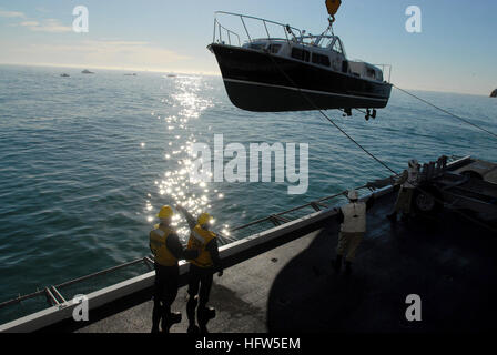 080111-N-4009P-459 Santa Barbara, Californie (janv. 11, 2007) Maître de mates travail à crane de la barge de l'amiral de la zone dans l'eau alors que l'équipage de la classe Nimitz porte-avions à propulsion nucléaire USS Ronald Reagan (CVN 76) se prépare à une escale. Photo par marine Spécialiste de la communication de masse 3e classe Joe (Peintre) Parution US Navy 080111-N-4009P-459 Boatswain's mates travail à crane de la barge de l'amiral de la zone dans l'eau Banque D'Images