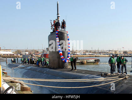 061120-N-8655E-131 USS Albany (SSN 753) moor du sous-marin de la station d'accueil comme ils reviennent d'un déploiement de six mois. Albany a participé à la première mission dans le golfe de Guinée et a soutenu directement les opérations de lutte contre le narco terrorisme dans les Caraïbes. U.S. Navy photo by Mass Communication Specialist Seaman Kelvin Edwards (libéré) US Navy 061120-N-8655E-131 l'équipe de Los Angeles-classe sous-marin d'attaque rapide USS Albany (SSN 753) moor du sous-marin de la station d'accueil comme ils reviennent d'un déploiement de six mois Banque D'Images