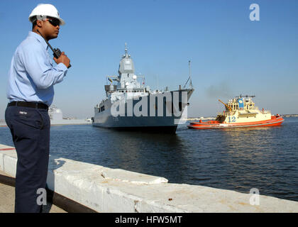 070208-N-1550W-013 Mayport, Floride (fév. 8, 2006) - Maître de Manœuvre 2e classe Samuel Smith attribué à croiseur lance-missiles USS Gettysburg (CG 64) attend l'arrivée de frégate allemande FGS Sachsen (F 219). Sachsen est affecté à un groupe maritime permanent de l'OTAN (SNMG1), un groupe de travail maritime allié conjointe visant à protéger les eaux des pays de l'OTAN. U.S. Navy photo by Mass Communication Specialist 2e classe Elizabeth Williams (libéré) US Navy 070208-N-1550W-013 maître de Manœuvre 2e classe Samuel Smith attribué à croiseur lance-missiles USS Gettysburg (CG 64) attend l'arrivée de l'allemand Banque D'Images