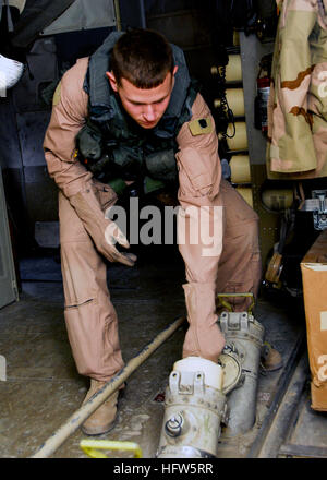 080118-N-6855K-108 TALLIL, Iraq (janv. 18, 2008) 3ème classe Technicien en électronique d'aviation Andrew Dohman, affecté à l'Escadron de patrouille (VP) 47 diapositives, une bouée acoustique dans le tube de lancement sous pression lors d'un vol d'entraînement à bord d'un avion P-3C Orion. U.S. Navy photo by Mass Communication Specialist Seaman Meagan E. Klein (libéré) US Navy 080118-N-6855K-108 3ème classe Technicien en électronique d'aviation Andrew Dohman, affecté à l'Escadron de patrouille (VP) 47 diapositives, une bouée acoustique dans le tube de lancement sous pression lors d'un vol d'entraînement à bord d'un avion P-3C Orion Banque D'Images