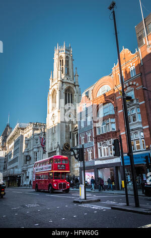 Un vieux Routemaster bus passe en face de St Dunstan's Church sur Fleet Street, Londres, Angleterre Banque D'Images