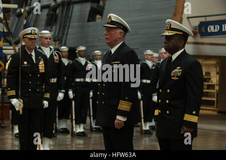 La marine allemande Vice Adm. Wolfgang E. Nolting, avant-plan, à gauche, l'état-major de la marine, se situe à l'attention à l'arrière de l'US Navy Adm. Earl L. Gay, avant-plan, à droite, le commandant du district naval de Washington, et les marins pendant l'écoute de remarques en chef des opérations navales Adm. Gary Roughead au cours d'une cérémonie de bienvenue à l'intérieur du Musée National de la Marine américaine à la Washington Navy Yard à Washington, D.C., le 25 janvier 2008. Roughead Nolting a accueilli au cours de sa visite aux États-Unis. (U.S. Photo par marine Spécialiste de la communication de masse Tiffini 1ère classe M. Jones/libérés) Cérémonie d'accueil ins Banque D'Images