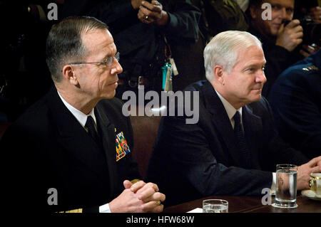 080129-N-0696M-004 WASHINGTON (janvier 1985). 29, 2008). Mike Mullen, chef d'état-major interarmées, à gauche, et le secrétaire à la Défense Robert M. Gates assister à une réunion de les commandants de combat militaire avec le président George W. Bush dans la salle du Cabinet de la Maison Blanche. U.S. Navy photo by Mass Communication Specialist 1re classe Chad J. McNeeley (libéré) US Navy 080129-N-0696M-004 Adm. Mike Mullen, chef d'état-major interarmées, à gauche, et le secrétaire à la Défense Robert M. Gates assister à une réunion dans la salle du Cabinet de la Maison Blanche Banque D'Images