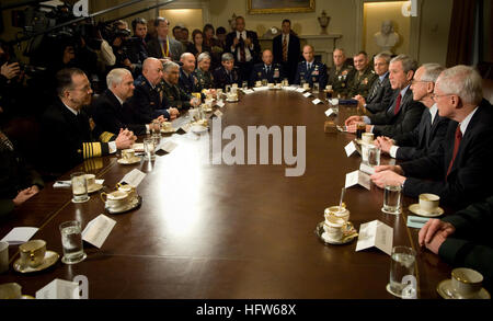 080129-N-0696M-033 WASHINGTON (janvier 1985). 29, 2008). Mike Mullen, chef d'état-major des armées et le ministre de la Défense, Robert M. Gates assister à une réunion de les commandants de combat militaire avec le président George W. Bush dans la salle du Cabinet de la Maison Blanche. U.S. Navy photo by Mass Communication Specialist 1re classe Chad J. McNeeley (libéré) US Navy 080129-N-0696M-033 Adm. Mike Mullen, chef d'état-major des armées et le ministre de la Défense, Robert M. Gates assister à une réunion de les commandants de combat militaire avec le président George W. Banque D'Images