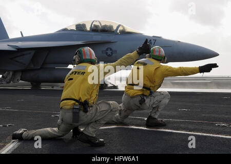 080130-N-0555B-015 de l'OCÉAN PACIFIQUE (jan. 30, 2008) Deux agents de catapulte, ou 'shooters', donner le signal pour lancer un F/A-18F Super Hornet depuis la cabine de pilotage de la classe Nimitz porte-avions USS Ronald Reagan (CVN 76). Ronald Reagan mène des activités de transporteur de routine. U.S. Navy photo by Mass Communication Specialist 2e classe Christopher D. Blachly (libéré) US Navy 080130-N-0555B-015 deux agents de catapulte, ou Banque D'Images