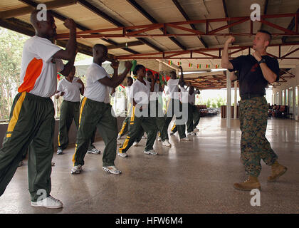 080208-N-0577G-092 TAKORADI, Ghana (fév. 8, 2008) Le s.. William Sudbrock de Vero Beach, Floride, un Marine affecté à la station du Partenariat pour l'Afrique (FPA), commence le premier jour de l'enseignement des arts-martiaux pour le 2e Bataillon d'infanterie de l'armée ghanéenne. L'APS est un groupe multinational afin d'apporter la dernière formation et techniques pour professionnels maritimes en Afrique de l'Ouest et Centrale. U.S. Navy photo by Mass Communication Specialist 1re classe Brian A. Goyak (libéré) US Navy 080208-N-0577G-092 Le s.. William Sudbrock de Vero Beach, Floride, un Marine affecté à la station du Partenariat pour l'Afrique (FPA), Banque D'Images