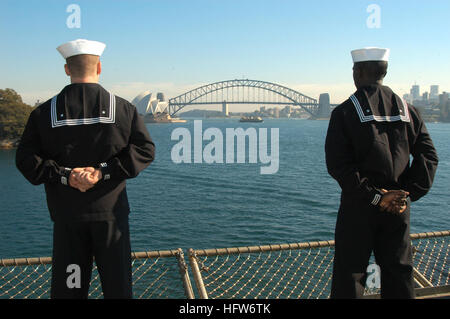 050610-N-4702D-024 Sydney, Australie (10 juin 2005) - les membres de l'équipage affectés la 7e flotte commande amphibie USS Blue Ridge (CAC 19), l'homme-la-rails alors qu'au départ de l'Australie, après une visite du port de sept jours. Blue Ridge a été en Australie participant au sabre 2005 Talisman. Talisman Sabre est parrainé par la commune américaines du Pacifique et de la Force de défense australienne, Commande d'opérations conjointes et conçu pour former les deux 7e flotte personnel et le personnel des opérations conjointes de l'Australie comme un espace (Combined Task Force (CTF) siège. U.S. Navy photo by Photographer's Mate Airman William J. Davis (RELEAS Banque D'Images