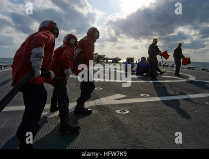 080218-N-5253W-006 de l'OCÉAN PACIFIQUE (fév. 18, 2008) Les marins à bord de la classe Arleigh Burke destroyer lance-missiles USS Fitzgerald (DDG 62) un tuyau d'incendie et d'avancer vers la simulation d'un accident d'hélicoptère sur le pont d'envol du navire lors d'une collision et smash percer. Ces exercices sont utilisés pour former l'équipage comment lutter contre le feu et de sauvetage en cas d'un accident d'hélicoptère. Fitzgerald, joint à l'Escadron de destroyers (destroyers) et 15 de l'avant en permanence déployés à Yokosuka, Japon, sont en cours sur un déploiement prévu. U.S. Navy photo by Mass Communication Specialist 3rd Class Gabriel S. Weber Banque D'Images