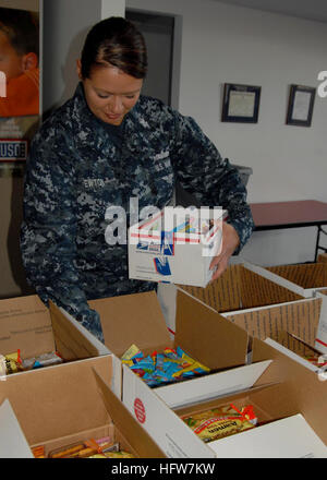 091129-N-5812W-002 MAYPORT, Floride (nov. 29, 2009) Spécialiste de la communication de masse 1re classe Heather Ewton, président de la station navale de Mayport Maître de Première classe, l'Association des paquets-packs à l'usage local d'envoyer aux militaires à l'étranger. Collier County Sheriff's Department a fait don de plus de 1500 boîtes et des centaines de lettres dans le cadre de leur Adopter-un-soldat. (U.S. Photo par marine Spécialiste de la communication de masse 2e classe dimanche Williams/libérés) US Navy 091129-N-5812W-002 Spécialiste de la communication de masse 1re classe Heather Ewton packs des colis à l'usage local Banque D'Images