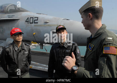 070323-N-7730P-024 de l'OCÉAN PACIFIQUE (23 mars 2007) - Le lieutenant J.G. Andrew sans frais, affecté à l'Escadron d'avions de combat interarmées (VFA) 113, explique les capacités du F/A-18C Hornet au personnel militaire de la République de Corée à bord du USS Ronald Reagan (CVN 76). VFA-113 fait partie de l'Escadre aérienne de transporteur (CVW) 14 embarqué à bord de Ronald Reagan. Le groupe aéronaval du Ronald Reagan est arrivé à Busan, Corée du Sud, pour une visite de port prévue en conjonction avec la réception de l'exercice, la mise en scène, poursuivre leur migration et intégration et Foal Eagle 2007. U.S. Navy photo by Mass Communication Specialist 3rd Class Gary A. Pri Banque D'Images