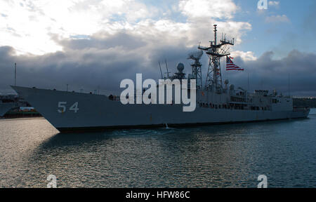 111117-N-RG482-003 Everett, Washington (nov. 17, 2011) La frégate lance-missiles USS Ford (FFG 54) renvoie à Station Navale Everett à partir d'un déploiement de six mois dans l'ouest de l'océan Pacifique. Ford a participé à la coopération multi-national de préparation et de formation à flot (CARAT) de l'exercice. (U.S. Photo par marine Spécialiste de la communication de masse 2e classe Kyle Steckler/libérés) US Navy 111117-N-RG482-003 la frégate lance-missiles USS Ford (FFG 54) renvoie à Station Navale Everett à partir d'un déploiement de six mois dans l'ouest Banque D'Images