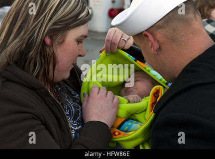 111117-N-RG482-054 Everett, Washington (nov. 17, 2011) Maître de Manœuvre 1re classe Samuel Siemers a retrouvé sa famille après son retour de Station Navale Everett à partir d'un déploiement de six mois dans l'ouest de l'océan Pacifique à bord de la frégate lance-missiles USS Ford (FFG 54). Ford a participé à la coopération multi-national de préparation et de formation à flot (CARAT) de l'exercice. (U.S. Photo par marine Spécialiste de la communication de masse 2e classe Kyle Steckler/libérés) US Navy 111117-N-RG482-054 Maître de Manœuvre 1re classe Samuel Siemers a retrouvé sa famille après son retour de Station Navale Everett à partir d'un Banque D'Images