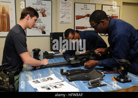 090304-N-4205W-131 Stennis Space Center, au Mississippi (4 mars 2009) Special Warfare opérateur de bateau 1re classe Raul Madrigal, gauche, indique à l'agent de police, de l'Sharm-Mion Henry St. Lucia, unité de police maritime et le Matelot Julio Charles, de la Force de défense d'Antigua et Barbuda, de la Garde côtière sur l'assemblage d'une mitrailleuse M19 grenade au cours de l'entretien d'armes de patrouille de la Marine, cours d'instruction pour petits et l'École de formation technique (NAVSCIATTS). La mission de NAVSCIATTS est de fournir des forces de sécurité du pays partenaire avec le plus haut niveau des secteurs riverains et littoral c Banque D'Images