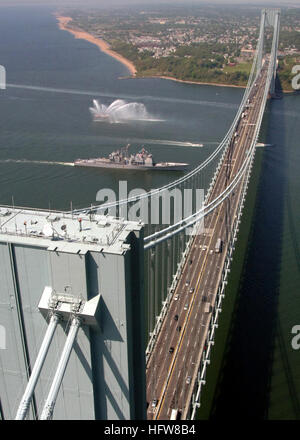 080521-N-7571S-011 NEW YORK (21 mai 2008) Le croiseur lance-missiles USS Leyete Golfe (CG 55) cuit sous le Verrazano Narrows Bridge pendant le défilé des navires le jour de l'ouverture de la Fleet Week New York 2008. Plus de 4 000 marins, marines, et gardes côte participera à divers projets de relations communautaires et de faire escale à New York. U.S. Navy photo by Mass Communication Specialist 3rd Class Jonathan Snyder (libéré), USS Leyte Gulf (CG 55) sous le Verrazano Narrows Bridge Banque D'Images