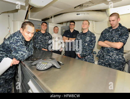 Les marins à bord de l'USS Abraham Lincoln (CVN 72) reçoivent un appel téléphonique du gardien des Bruins de Boston Tim Thomas alors qu'ils sont déployés dans la zone de la 5e flotte des États-Unis, dans le cadre des initiatives de moral et d'engagement pour le Carrier Strike Group menant des opérations de sécurité maritime. Banque D'Images