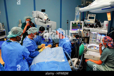 080607-N-9689V-008 COTABATO, Philippines (07 juin 2008) Le Cmdr. Kenneth Kubis, directeur des services chirurgicaux pour Pacific Partnership 2008, le capitaine de l'US Air Force et Tighe Richardson, tous deux attribués à la commande de transport maritime militaire navire-hôpital USNS Mercy (T-AH 19), l'utilisation d'un microscope opératoire lors de l'exécution de la chirurgie de la cataracte pour retourner la vue à Marylin Kansi, une jeune fille de 12 ans à partir de Cotabato. Le succès de la chirurgie a permis de voir la lumière Kansi, formes et couleurs pour la première fois en huit ans. La miséricorde est ancré au large de la côte de Cotabato pour soutenir le Partenariat du Pacifique 2008. La Marine américaine Banque D'Images