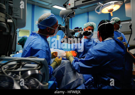 080607-N-9689V-014 COTABATO, Philippines (7 juin 2008) Le Cmdr. Kenneth Kubis, directeur des services chirurgicaux pour Pacific Partnership 2008, le capitaine de l'Armée de l'air et Tighe Richardson, affectés à la commande de transport maritime militaire navire-hôpital USNS Mercy (T-AH 19), l'utilisation d'un microscope opératoire lors de l'exécution pour la chirurgie des yeux cataracte Marylin Kansi, une jeune fille de 12 ans à partir de Cotabato. La miséricorde est ancré au large de la côte de Cotabato pour sa première mission à l'appui du Partenariat du Pacifique 2008. U.S. Navy photo by Mass Communication Specialist 3rd Class Joshua Valcarcel (libéré) US Navy 080607-N-9689V-014 Cmdr. K Banque D'Images