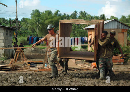 080607-N-7498G-287 CALBAYOG City, Philippines (7 juin 2008) attribué à Seabees Mobile Naval Construction Battalion (NMCB) 133 et l'Armée des Philippines des soldats du 546e Bataillon de construction Ingénieur portent une forme en bois sur le site de construction pour créer des trous de béton pour la subdivision du Groenland fosse septique au cours d'une action civique d'ingénierie Partenariat Pacifique programme. Le Partenariat du Pacifique de l'équipe de partenaires régionaux, les organisations non gouvernementales (ONG), des ingénieurs militaires, les médecins et les fournisseurs de soins de santé a été demandé par le gouvernement des Philippines t Banque D'Images