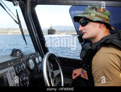 080607-N-0780F-001 Baie de Souda, en Crète (Jun 10, 2008) maître d'armes de 3e classe Jason Stroud exploite un bateau de sécurité portuaire et analyse le port comme l'environnant sous-marin d'attaque rapide USS Norfolk (SSN 714) quitte le port. Stroud est capitaine d'un bateau de patrouille affectée à l'activité de soutien naval des États-Unis Département de sécurité. U.S. Navy Photo by Paul Farley (publié) US Navy 080607-N-0780F-001 Master-at-Arms 3e classe Jason Stroud exploite un bateau de sécurité portuaire et analyse le port comme l'environnant sous-marin d'attaque rapide USS Norfolk (SSN 714) quitte le port Banque D'Images