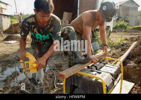 080608-N-7498G-488 CALBAYOG City, Philippines (8 juin 2008) PFC. Joseph Lumagod, affecté à l'Armée des Philippines 546e Bataillon de construction, ingénieur constructeur aide Fiorey Zachary 3e classe, affecté au bataillon de construction Mobile Naval (NMCB) 133, à faire des coffrages en bois pour les regards en béton pour la subdivision du Groenland fosse septique au cours d'une action civique d'ingénierie Partenariat Pacifique Programme. Le Partenariat du Pacifique de l'équipe de partenaires régionaux, les organisations non gouvernementales (ONG), des ingénieurs militaires, les médecins et les fournisseurs de soins de santé a été demandé par le gouve Banque D'Images