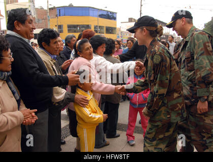 080610-A-0348M-003 HUACHO, au Pérou (10 juin 2008) Le Cmdr. John Eckert et le Lieutenant Elizabeth Leavitt, tant avec le U.S. Public Health Service et embarquée à bord du navire d'assaut amphibie USS Boxer (DG 4), accueillent des patients en attente d'être traités au salon médical paroissial de Huacho site. Boxer est déployé dans le Pacifique à l'appui de phase, promesse continue un pied-mission de partenariat entre les États-Unis, le Guatemala, El Salvador et le Pérou. U.S. Marine Corps photo de soldat de première classe Gisell Martinez (libéré) US Navy 080610-A-0348M-003 Cmdr. John Eckert et le Lieutenant Elizabeth Leavitt, les deux avec Banque D'Images