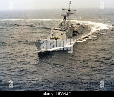 Une antenne avant bâbord vue de la classe Oliver Hazard Perry frégate lance-missiles USS FLATLEY (FFG 21) L'exécution d'un virage à tribord au cours de ses essais d'acceptation. USS Flatley FFG-21 Banque D'Images