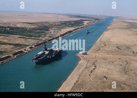 Une antenne avant bâbord vue sur le porte-avions USS America (CV 66) au cours de son transit dans le canal. USS America (CV-66) dans le canal de Suez 1981 Banque D'Images