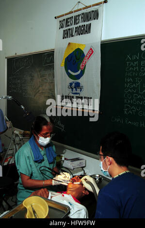 080625-N-7498G-110 NHA TRANG, Vietnam (25 juin 2008) Le Cmdr. Monica, Reuben, du U.S. Public Health Service, effectue un nettoyage des dents sur un patient vietnamiens locaux dans le cadre du Partenariat du Pacifique du programme d'action civique dentaire. L'Est rencontre l'ouest des bénévoles de Vietnam, l'équipage de la commande de transport maritime militaire navire-hôpital USNS Mercy (T-AH 19) ainsi que les pays partenaires et d'autres organisations non gouvernementales s'associent pour présenter les soins médicaux, dentaires et de l'ingénierie de l'aide humanitaire à ceux qui sont dans le civique la région. U.S. Navy photo by Mass Communication Specialist 2e classe Mark (R Logico Banque D'Images