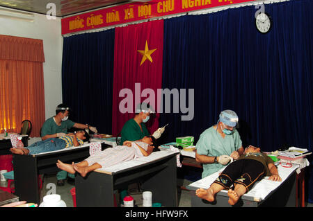 080625-N-7498G-131 NHA TRANG, Vietnam (25 juin 2008) de la Marine de la Corée du Sud, le lieutenant Dentiste Michael Sim, à gauche de l'Armée canadienne, le lieutenant Dentiste David Lee et de l'Est rencontre l'Ouest Directeur dentaire fondation Capt Charles Craft, effectuer des extractions dentaires sur les enfants vietnamiens dans le cadre du Partenariat du Pacifique du programme d'action civique dentaire. L'Est rencontre l'ouest des bénévoles de Vietnam, l'équipage de la commande de transport maritime militaire navire-hôpital USNS Mercy (T-AH 19) ainsi que les pays partenaires et d'autres organisations non gouvernementales s'associent pour présenter les soins médicaux, dentaires et de l'ingénierie de l'aide humanitaire de thos civique Banque D'Images