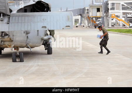 080626-N-5961C-002 ILOILO, Philippines (26 juin 2008) Membre de l'Armée Philippine porte l'eau en bouteille à un hélicoptère Hélicoptère affecté à l'Escadron anti-sous-marin (HS) 4 à l'aéroport d'Iloilo. L'US Navy et l'armée philippine et la Force aérienne ont travaillé côte à côte pendant les secours en cas de catastrophe dans le sillage du typhon Fengshen. À la demande du gouvernement de la République des Philippines, le porte-avions de classe Nimitz USS Ronald Reagan (CVN 76) est au large de la côte de l'Île Panay fournir de l'aide humanitaire et la réaction aux catastrophes. Ronald Reagan et autres U.S. Navy Banque D'Images