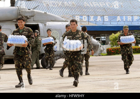 080626-N-5961C-003 ROXAS, Philippines (26 juin 2008) Militaires de l'Armée Philippine transporter de l'eau en bouteille à partir d'un hélicoptère SH-60 affecté à l'Escadron d'hélicoptères anti-sous-marin (HS) 4 à l'aéroport de Roxas. L'US Navy et l'armée philippine et la Force aérienne ont travaillé côte à côte pendant des efforts de secours en cas de catastrophe dans le sillage du typhon Fengshen. À la demande du gouvernement de la République des Philippines, le porte-avions de classe Nimitz USS Ronald Reagan (CVN 76) est au large de la côte de l'Île Panay fournir de l'aide humanitaire et la réaction aux catastrophes. Ronald Reagan et d'autres Banque D'Images