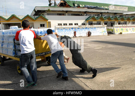 Le personnel de l'aviation aide les résidents philippins à transporter des fournitures livrées par le VRC-30 de l'USS Ronald Reagan (CVN 76) après le typhon Fengshen, soutenant ainsi l'aide humanitaire à Kalibo. Banque D'Images