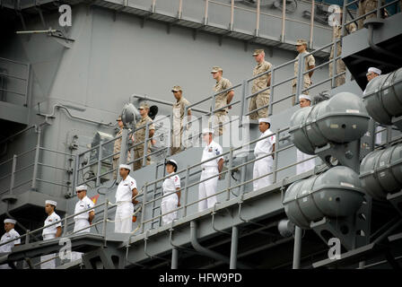 080627-N-6674H-020 PEARL HARBOR, Hawaii (27 juin 2008) marins et Marines man les rails que le navire d'assaut amphibie USS Bonhomme Richard (DG 6) arrive à la base navale de Pearl Harbor pour un port régulier avant de participer à l'appel de l'exercice RIMPAC 2008. L'EXERCICE RIMPAC est le plus important exercice multinational et est prévue tous les deux ans par la flotte du Pacifique des États-Unis. Les participants comprennent les États-Unis, Australie, Canada, Chili, Japon, Pays-Bas, Pérou, République de Corée, Singapour et le Royaume-Uni. U.S. Navy photo by Mass Communication Specialist 2e classe Paul D. Banque D'Images