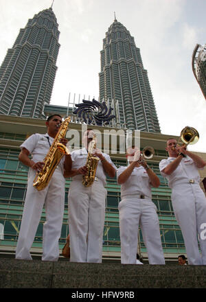 050622-N-0000V-001 Kuala Lumpur, Malaisie (22 juin 2005) - Les membres de la Flotte du Pacifique Band jouer pour un public près les Tours Petronas à Kuala Lumpur, en Malaisie, dans le cadre d'un voyage de 12 jours en Malaisie. La tour est dans la célébration de l'amitié entre les États-Unis et de la Malaisie. U.S. Navy photo de 2e classe Richard Musicien Varela (libéré) US Navy 050622-N-0000V-001 Les membres de la bande de la Flotte du Pacifique jouer pour un public près les Tours Petronas à Kuala Lumpur, Malaisie Banque D'Images