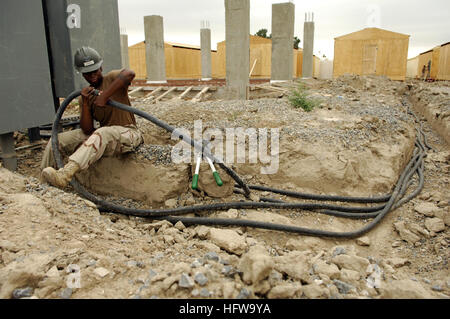 080630-N-6477M-015 BASE DE FEU SALERNO, l'Afghanistan (30 juin 2008) Électricien de construction 2e classe Tiffany D. Stewart, affectés à la construction navale Bataillon Mobile 3, Det. 4, prépare les câbles électriques utilisés pour l'exécution d'espaces d'accouchement en cours de construction pour les militaires afghans à base de feu Salerno. La sous-détachement de Seabees est déployée sur ce domaine, à moins de 50 kilomètres de la frontière du Pakistan à l'appui de la Force internationale d'assistance à la sécurité. (U.S. Photo par marine Spécialiste de la communication de masse 2e classe Eli J. Medellin/libérés) US Navy 080630-N-6477M-015 Construction Ele Banque D'Images