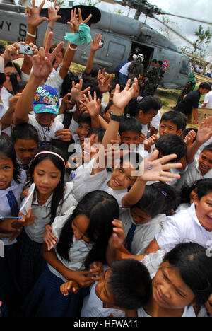 080701-N-0640K-305 BALASAN, Philippines (1 juillet 2008) Les résidents de la municipalité de Balasan vague, Philippines et applaudir après marins affectés à l 'Black Knights' de l'Escadron d'hélicoptères anti-sous-marin (HS) 4 livrer des fournitures. L'équipage a été des missions de vol pour l'île la livraison de nourriture et d'eau pour les villes comme Balasan. Le groupe aéronaval du Ronald Reagan est au large de la côte de l'Île Panay fournir de l'aide humanitaire et la réaction aux catastrophes dans le sillage du typhon Fengshen. La région a été durement touchée par le typhon Fengshen le ÒBlack KnightsÓ et ont été battant sept Banque D'Images