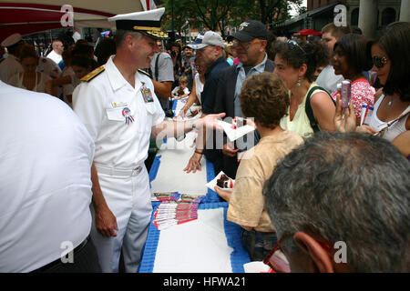 080701-N-8110K-091 Boston, Mass.) (1 juillet 2008) Arrière Adm. Kenneth Braithwaite, vice-chef de l'information, sert un gâteau à la foule rassemblée à Faneuil Hall de Boston pour célébrer le coup d'envoi de Boston 2008 Boston Harborfest et Marine 7. La semaine de la Marine est l'un des 21 semaines prévues à travers l'Amérique en 2008. U.S. Navy photo by Mass Communication Specialist en chef Dave Kaylor (libéré) US Navy 080701-N-8110K-091 SMA arrière. Kenneth Braithwaite, vice-chef de l'information, sert un gâteau à la foule rassemblée à Faneuil Hall de Boston Banque D'Images